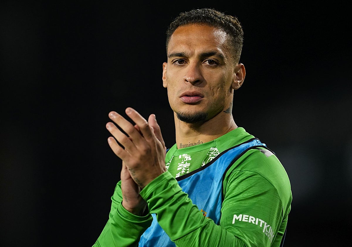 Antony durante un calentamiento con el Real Betis