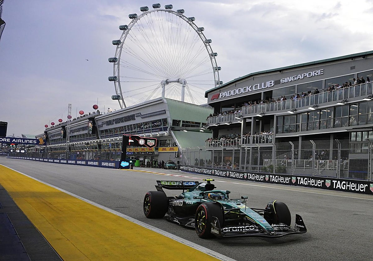Fernando Alonso, durante la primera sesión de entrenamientos libres del GP de Singapur