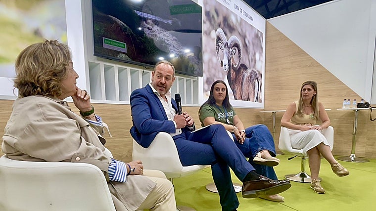 Ramírez, en la última edición de Feciex (Feria de la Caza, la Pesca y la Naturaleza Ibéricas, celebrada en Badajoz el mes pasado), en una mesa decicada a la mujer y la caza