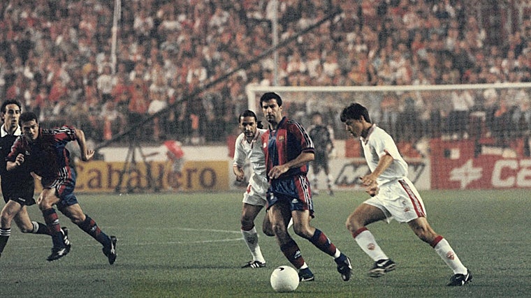 Almeyda conduce la pelota ante Figo