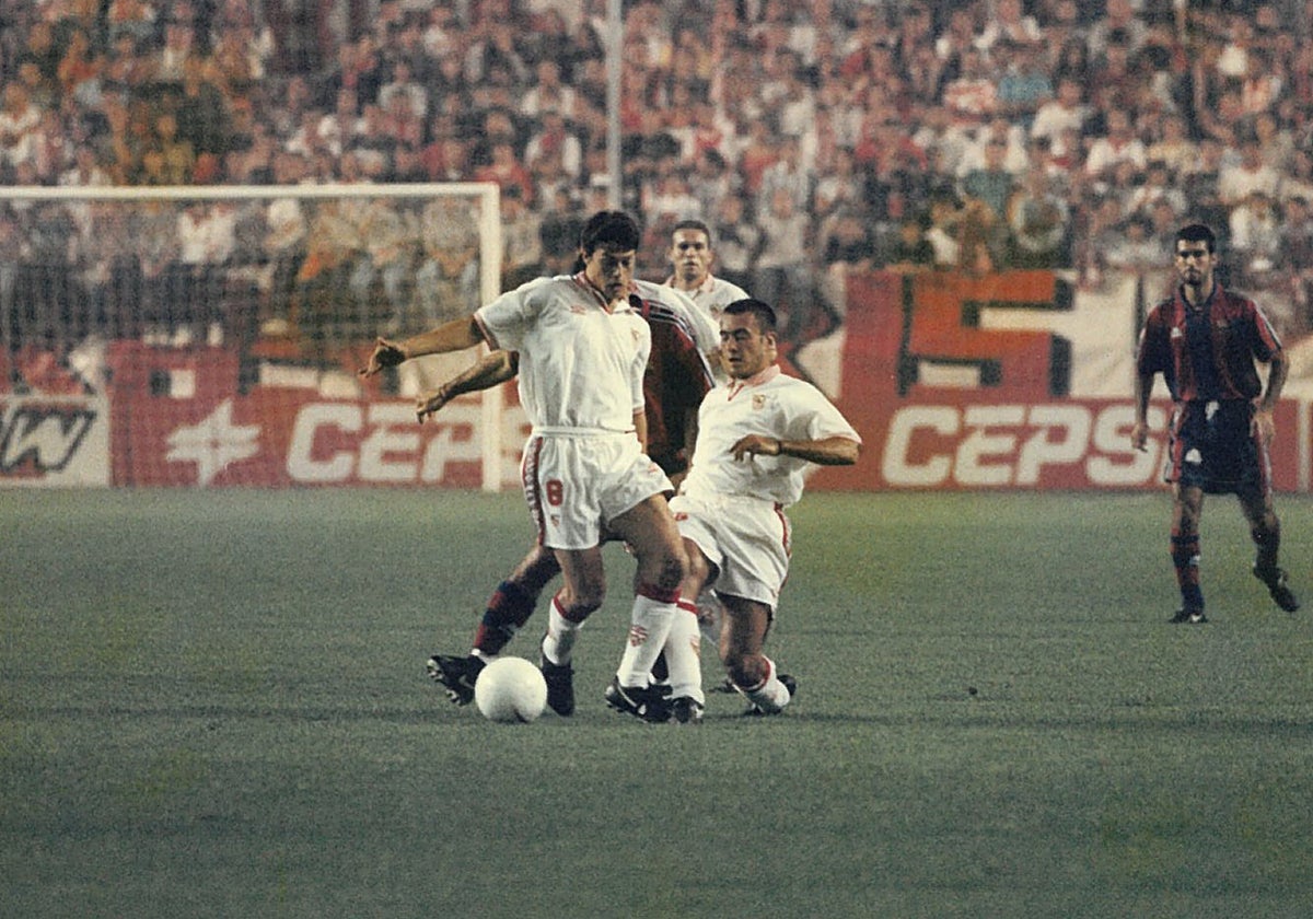 Matías Almeyda disputa una pelota junto a Jesús Galván