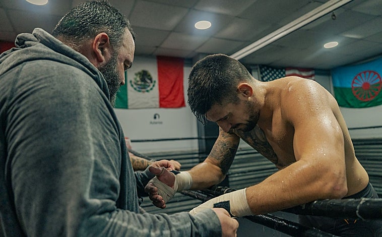 Imagen principal - Joel Álvarez es la punta de lanza del Club Deportivo Tíbet, un gimnasio capitaneado por Borja Álvarez y Pepín que actúa de familia para muchos jóvenes que buscan un camino recto a través de las artes marciales mixtas. 