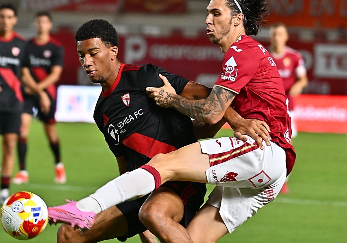 Lance del Murcia - Sevilla Atlético disputado en el Enrique Roca