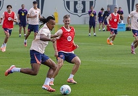 Flick convoca a 21 futbolistas para la visita del Barcelona al Sevilla