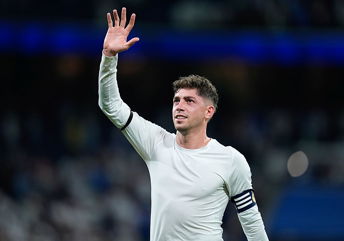 Valverde, saludando a la grada tras el partido