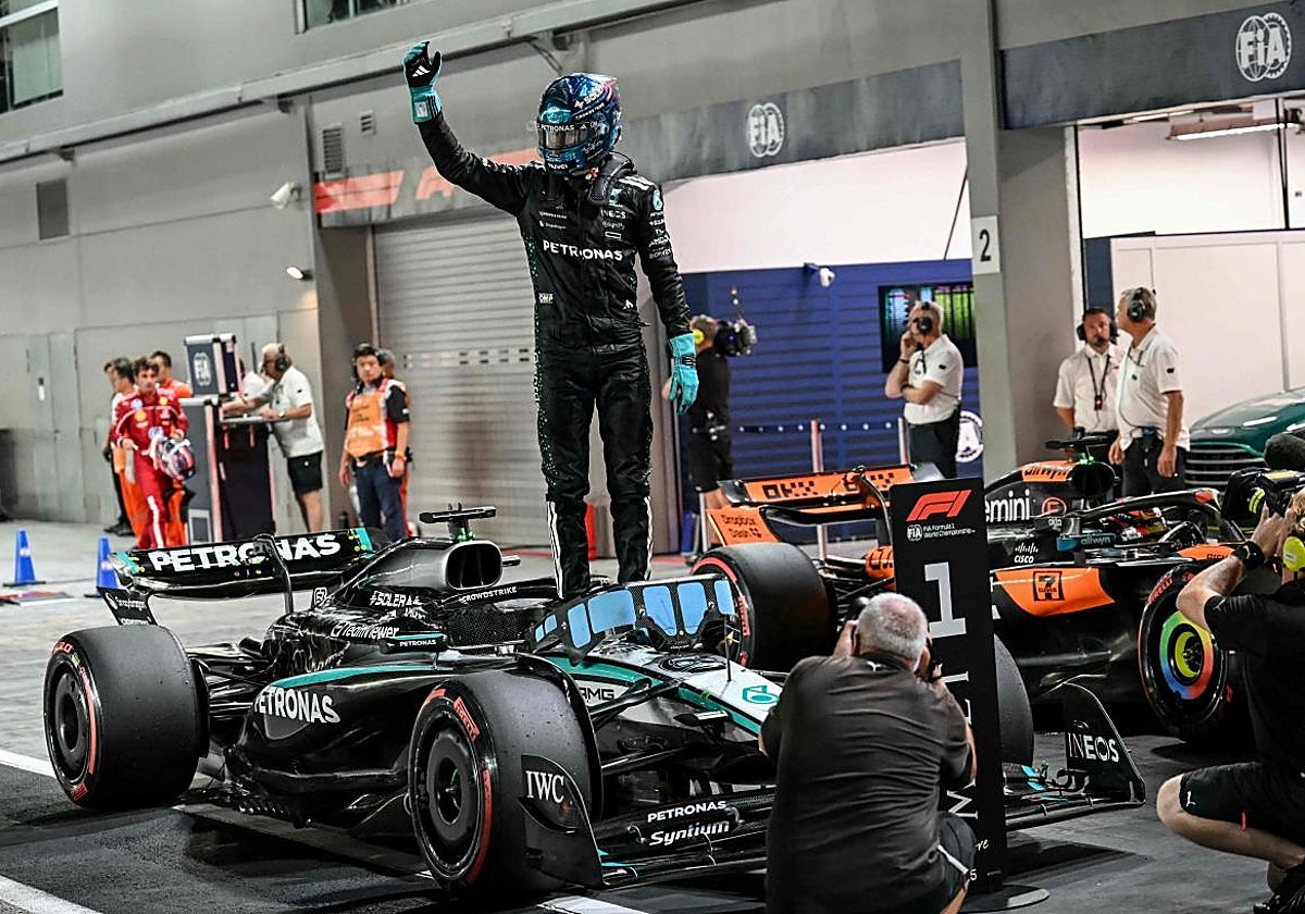 George Russell celebra su pole en Marina Bay