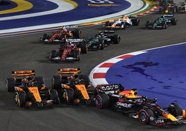 Norris y Piastri luchan entre ellos y con Verstappen en la salida del GP de Singapur
