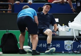 Sinner recibe atención médica durante el partido del Masters de Shanghái