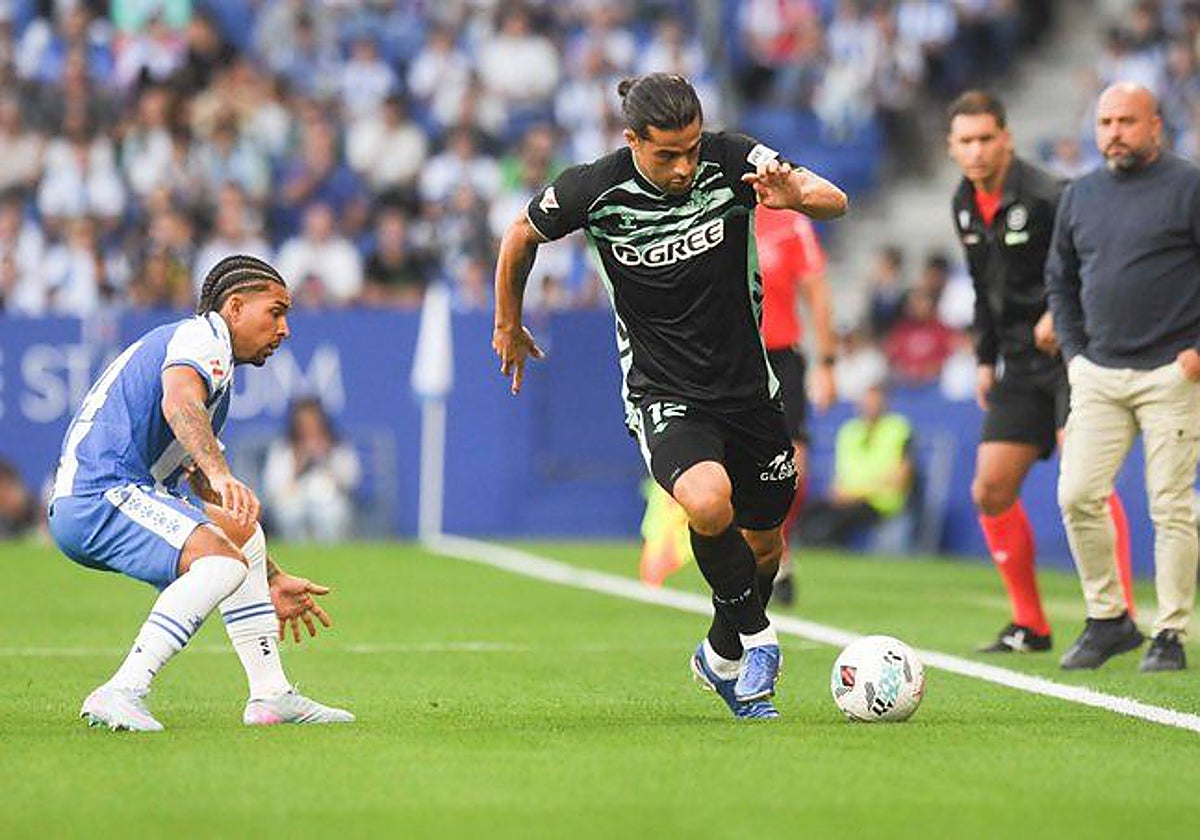 Ricardo conduce el balón durante el Espanyol-Betis