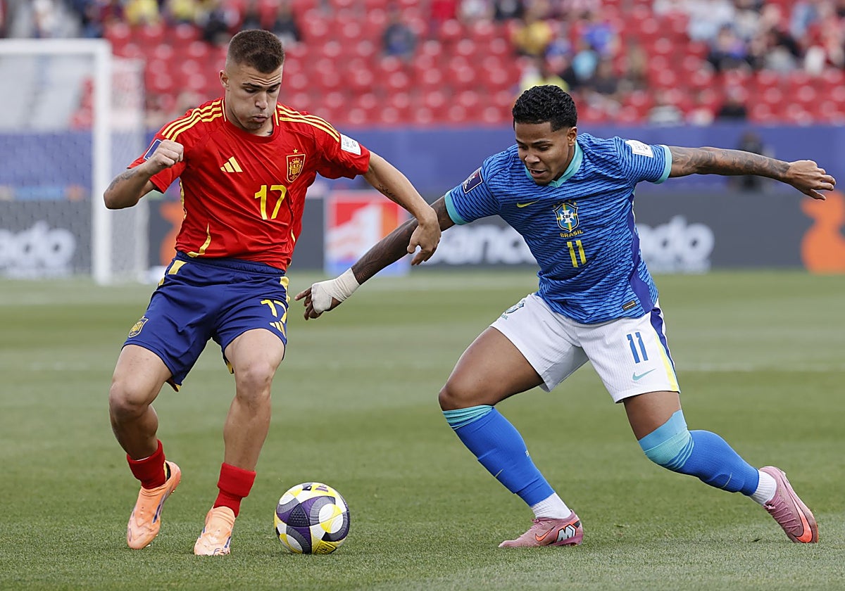 Pablo García disputa un balón en el España-Brasil del Mundial sub 20