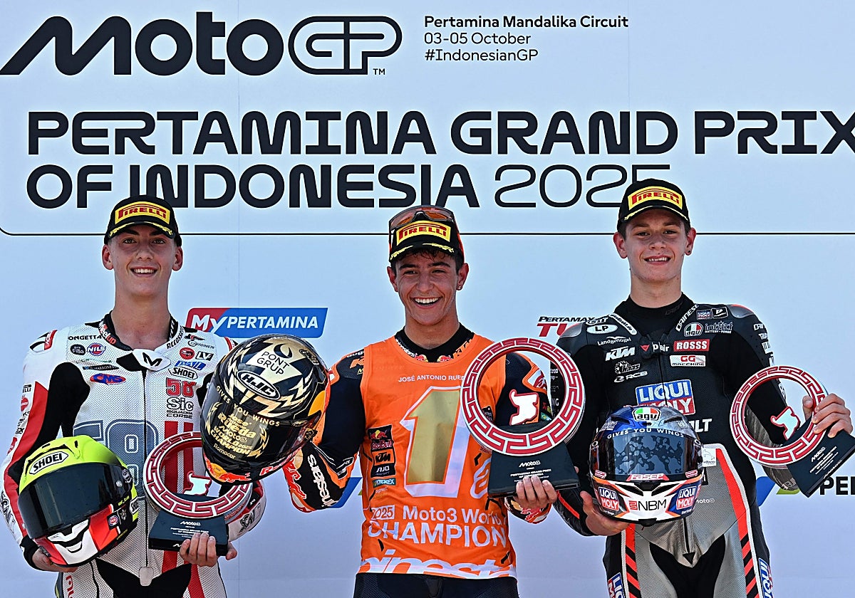 Rueda, flanqueado por Lunetta y Pini, en el podio del Gran Premio de Indonesia de Moto3