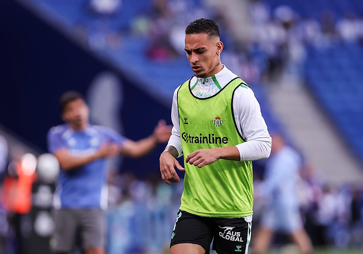 Antony calentando antes del partido contra el RCD Espanyol