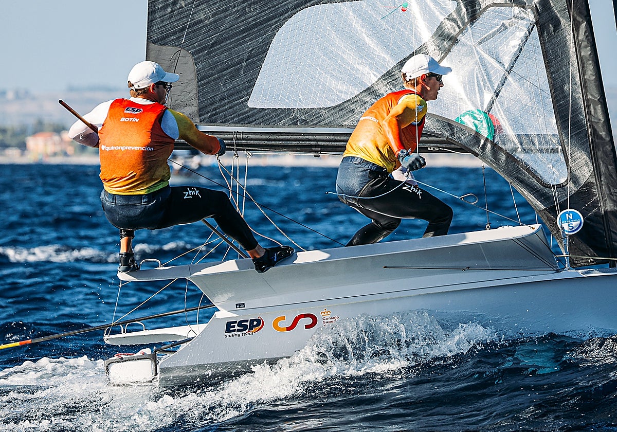 Diego Botín y Florian Trittel en el estreno del Mundial en aguas italianas