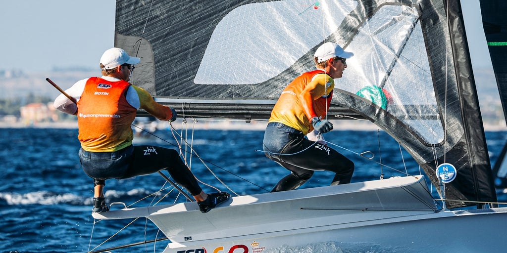 Doble liderato español en el estreno en aguas de Cagliari