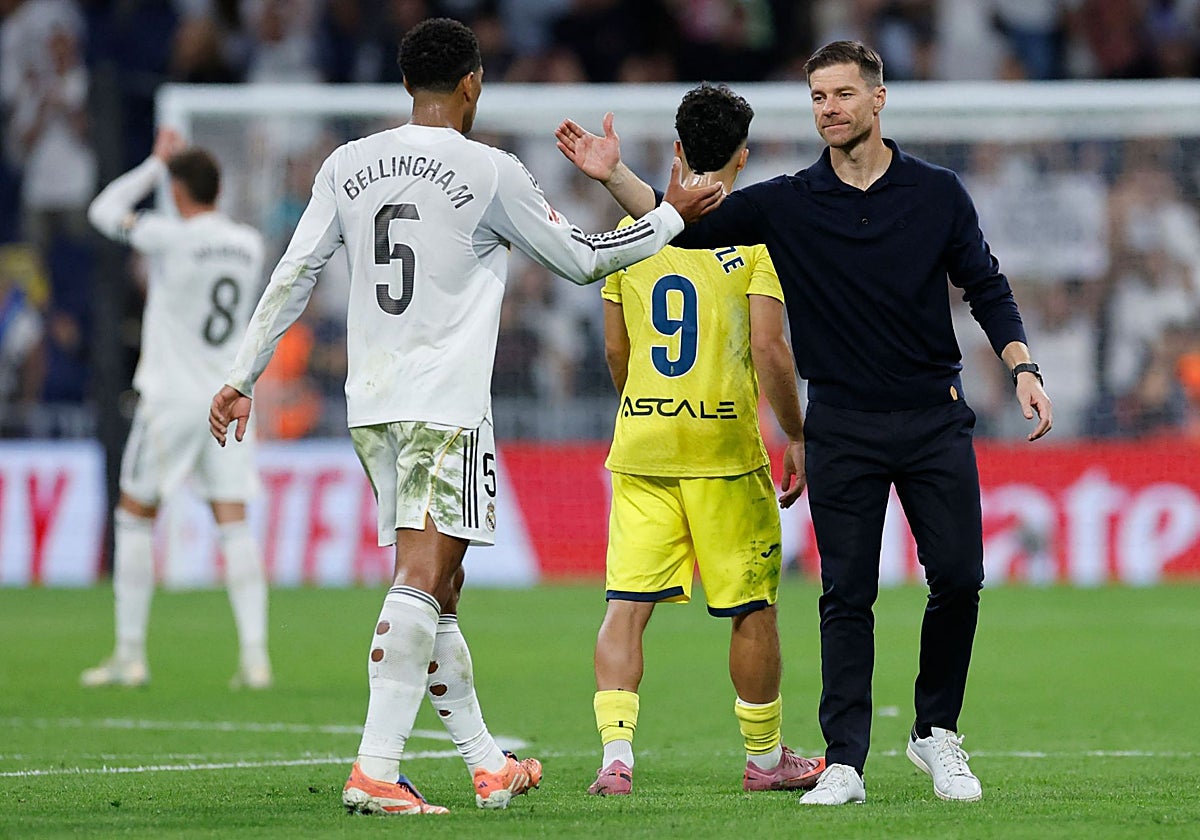 Xabi Alonso felicita a Jude Bellingham tras la victoria frente al Villarreal