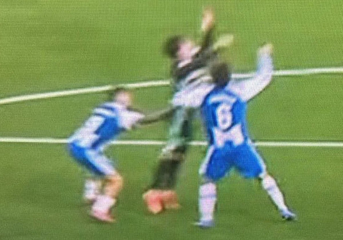La toma en la que sí se aprecia el empujón de Roberto a Valentín en la jugada del penalti en el Espanyol - Betis