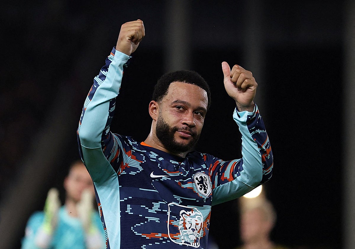 Memphis Depay, en un calentamiento con Países Bajos