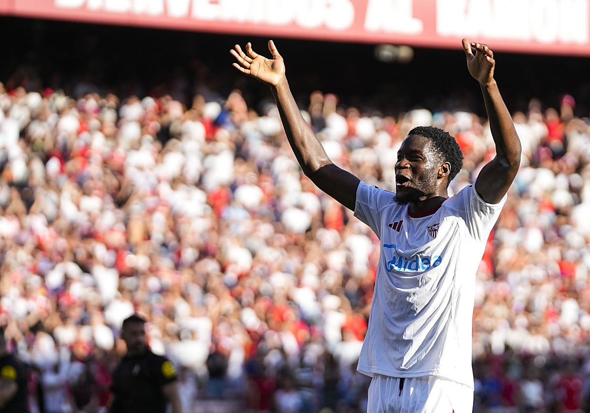 Lucien Agoumé celebra la victoria del Sevilla con la grada del Sánchez-Pizjuán