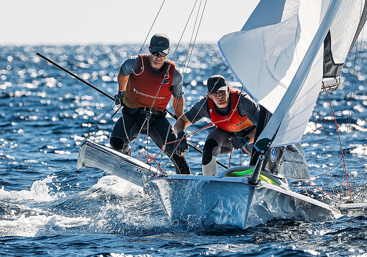 Los hermanos Jaime y Martín Wizner navegando en Cagliari