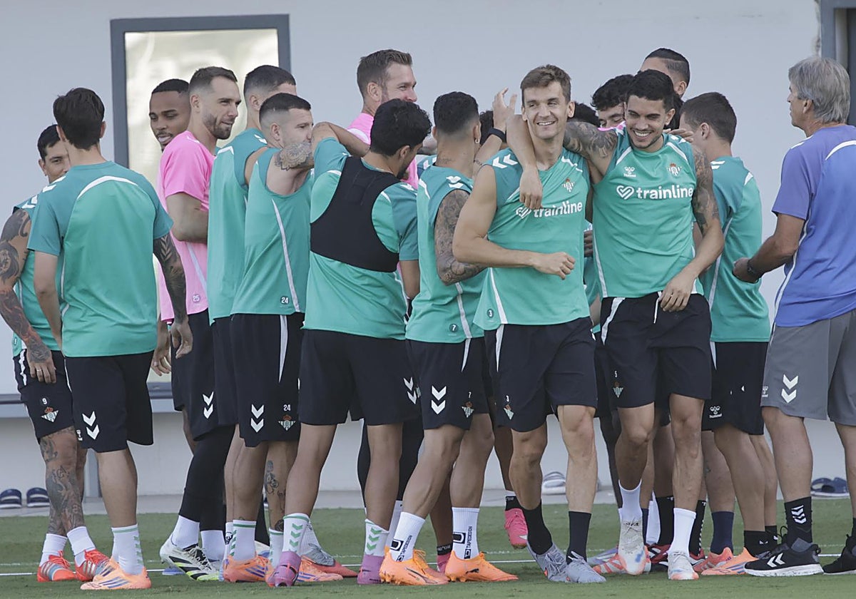 Bartra, Llorente y Deossa vuelven con el grupo en el entrenamiento del Betis