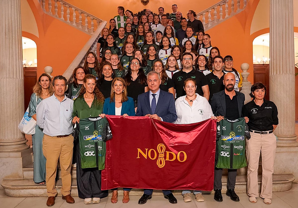 Foto de familia del  Simón Verde Sport Cocos Rugby en el Ayuntamiento de Sevilla