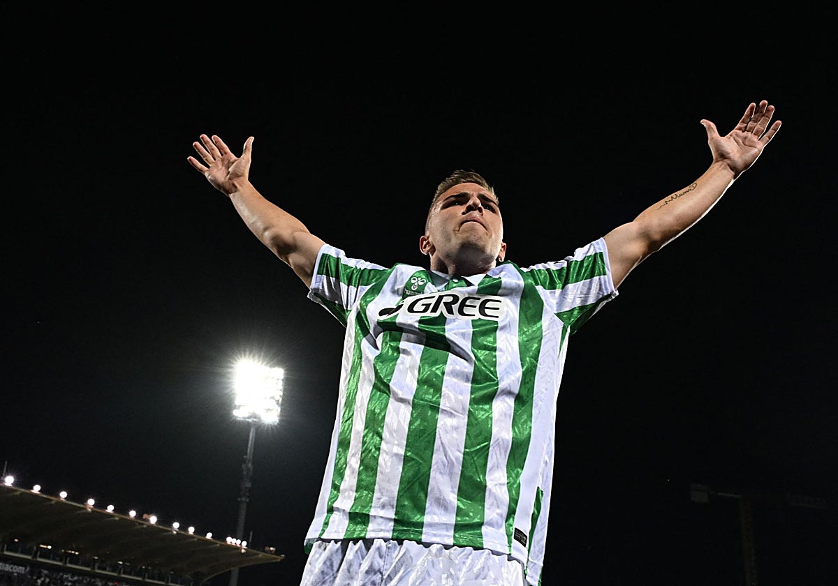 Pablo García, celebrando en Florencia el pase del Betis a la final de la Conference