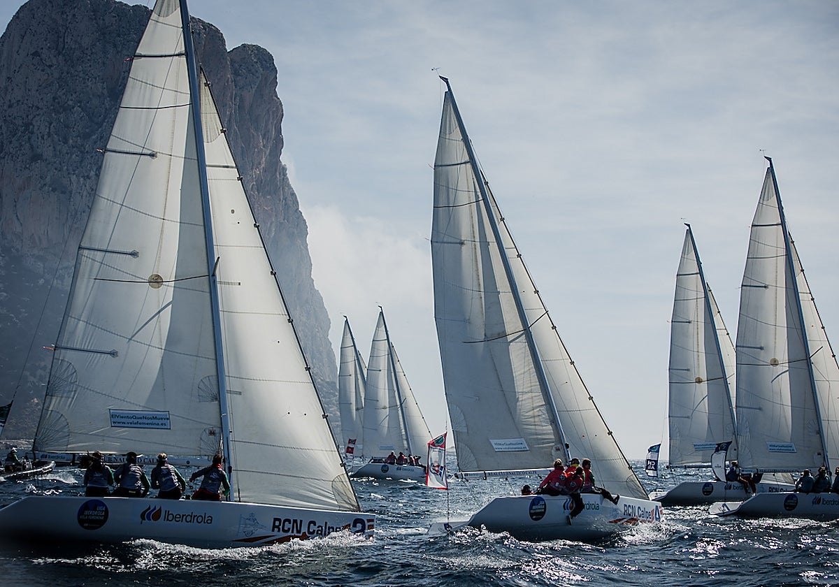 La flota de Tom28 del RCN Calpe compitiendo a los pies del Peñón de Ifach