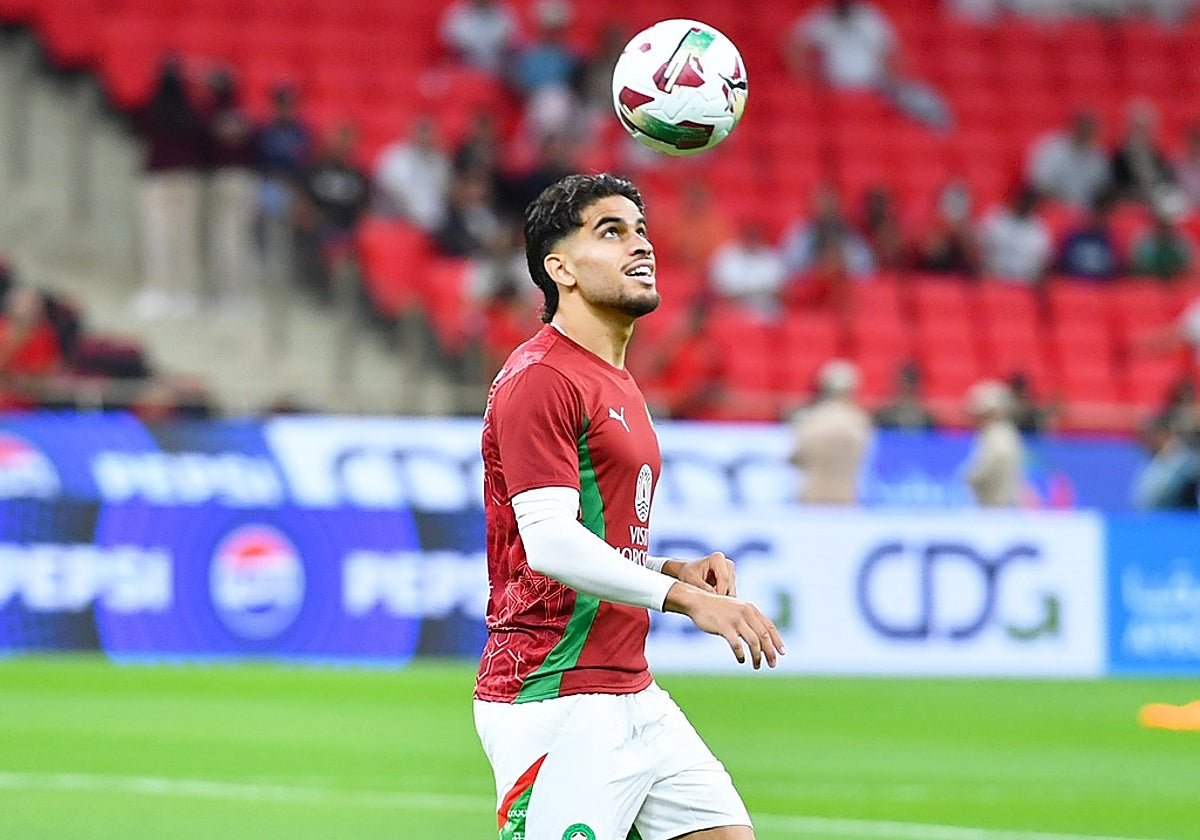 Abde controla un balón durante el calentamiento previo al Marruecos - Baréin