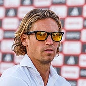Llorente, salud extrema o bicho raro: de las gafas de color a los paseos descalzo