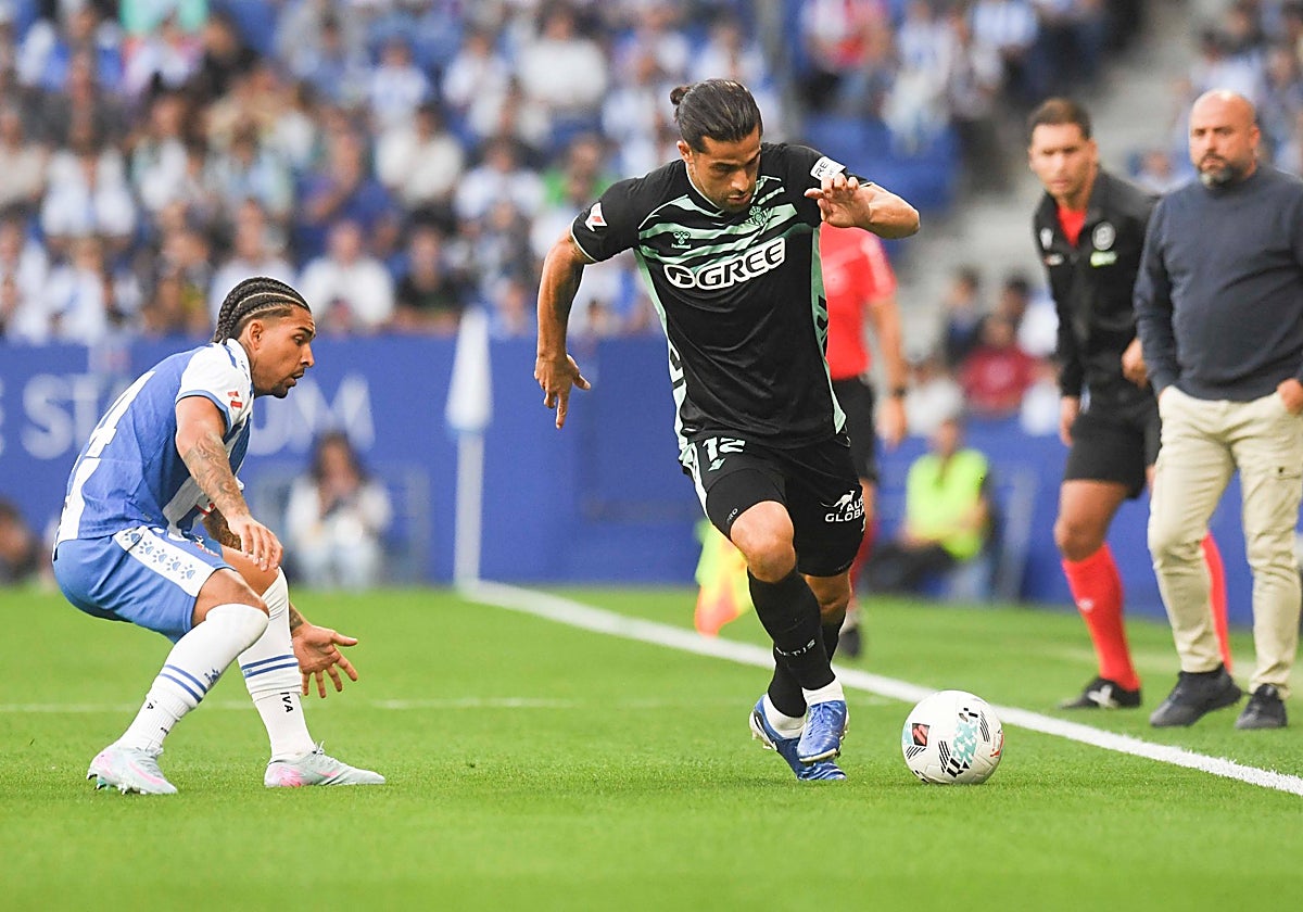 Ricardo avanza por la banda en la primera mitad del Espanyol - Betis