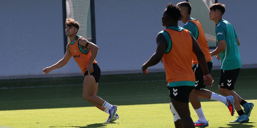 Ángel Ortiz y sus inicios en el Betis: «Yo subía las escaleras llorando»