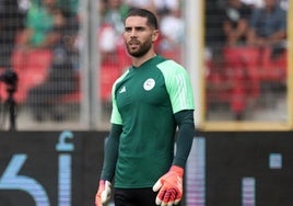 Luca Zidane, durante el calentamiento previo al partido Argelia-Somalia jugado en Orán