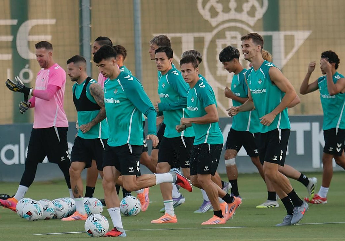 Los jugadores del Betis, en el entrenamiento de este viernes