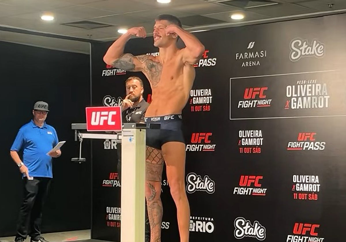 Joel Álvarez, subido a la báscula del hotel de los luchadores del UFC Río