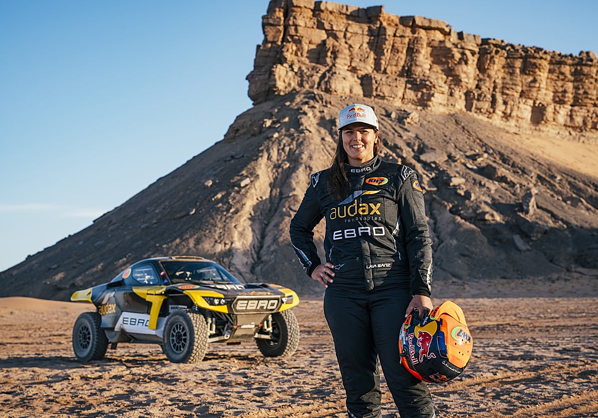 Laia Sanz junto a su vehículo, que será con el que dispute el Dakar este invierno