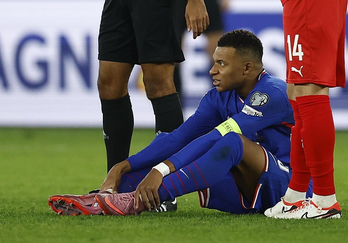 Mbappé regresa a Madrid lesionado