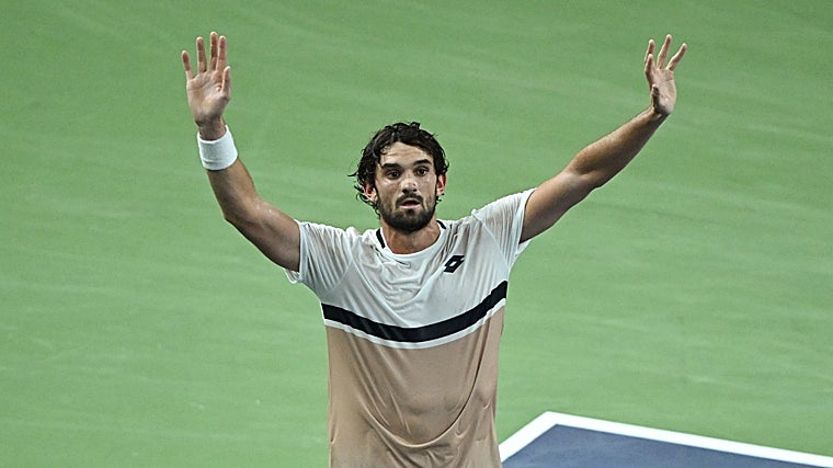 Valentin Vacherot celebra el triunfo ante Djokovic