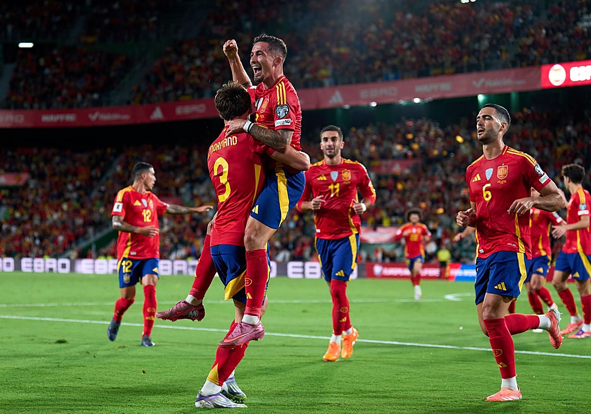 España celebra el 1-0, obra de Yeremy Pino
