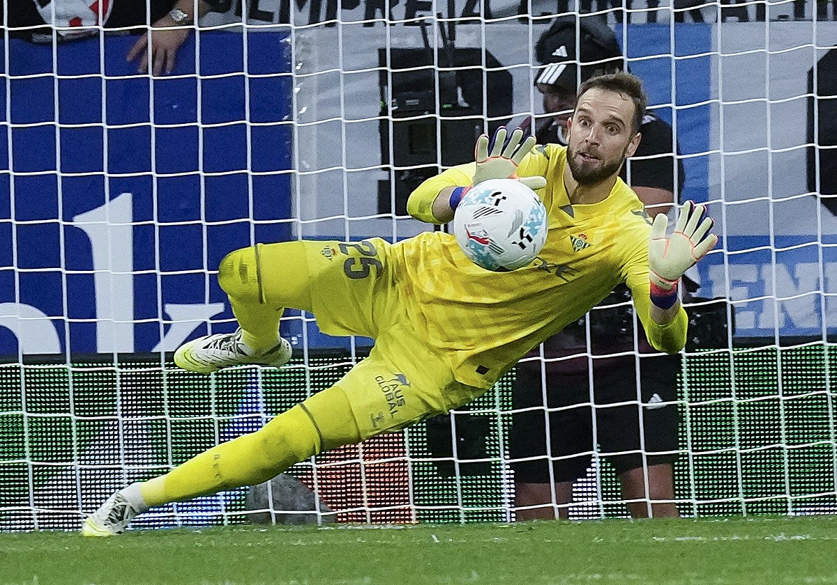Pau López, en el instante de detener el penalti a Puado en la última jugada del Espanyol - Betis de LaLiga