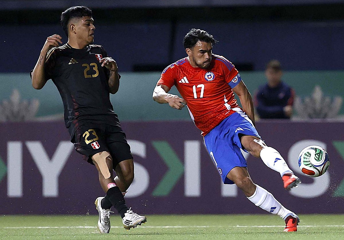 Gabriel Suazo luce el brazalete de capitán de la selección de Chile en el amistoso ante Perú