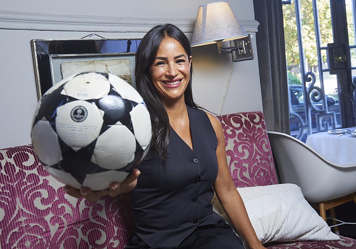 Begoña Villacís posa en el hotel donde citó a Hinchas para la entrevista