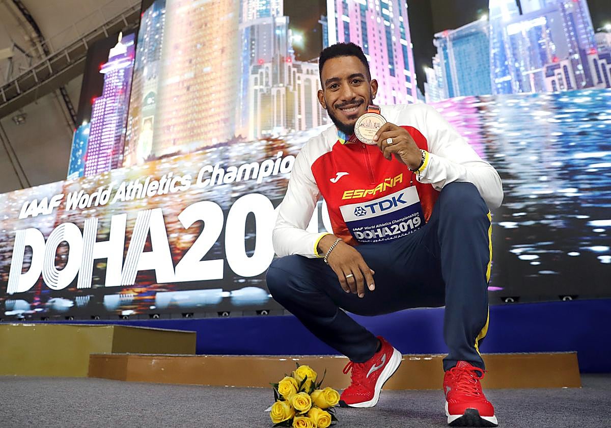 El atleta español Orlando Ortega posa con la medalla de bronce conseguida en la final 110 metros vallas del mundial de Atletismo IAAF Doha 2019