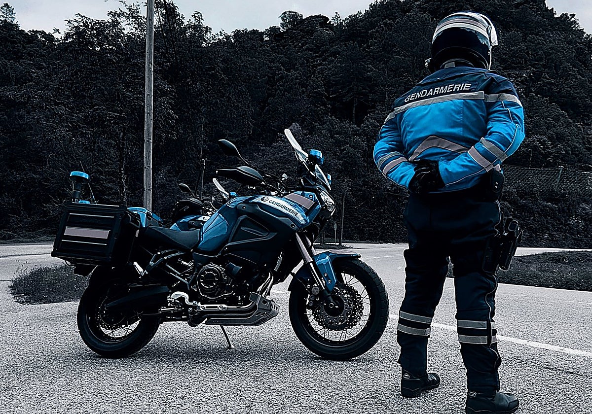 Cazan a un futbolista a 224 km/h por la autopista y sin carnet de conducir