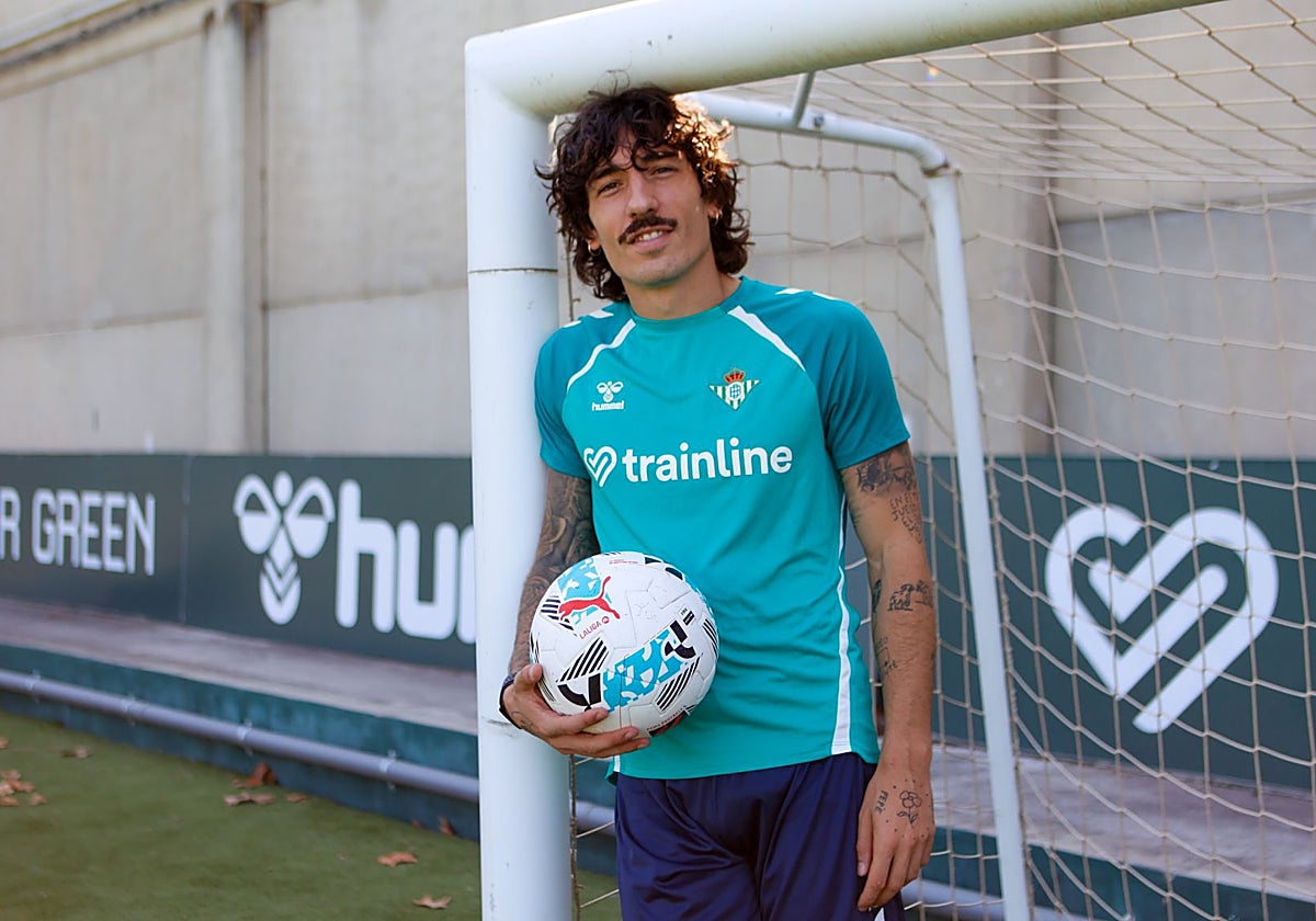 Héctor Bellerín posa con un balón en una portería reducida para la entrevista con ABC de Sevilla y Alfinaldelapalmera.com