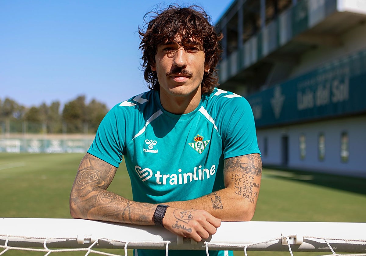 Bellerín posa sobre una mini portería en la entrevista con ABC de Sevilla y Alfinaldelapalmera.com