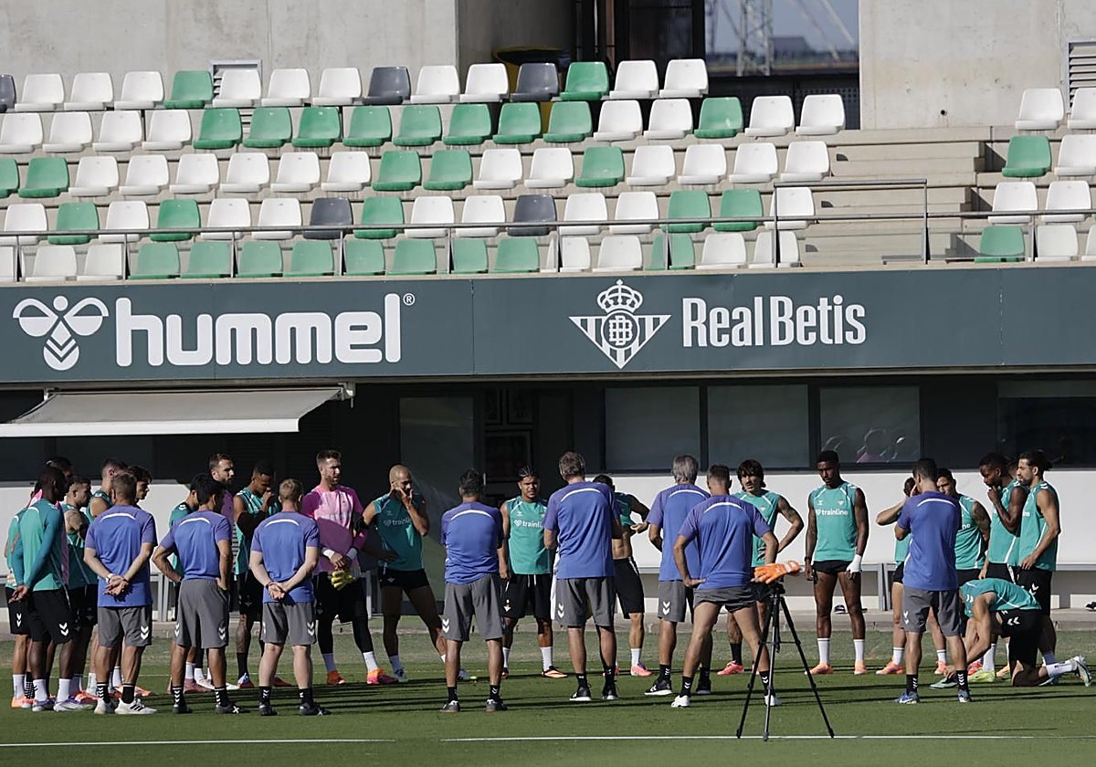 La plantilla del Real Betis escuchan a Manuel Pellegrini antes un entrenamiento reciente