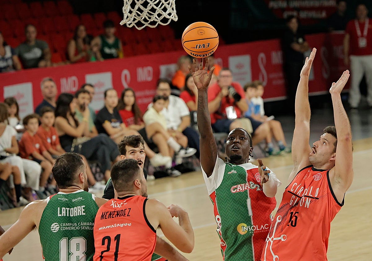 Clarke, lanzando a canasta en el choque contra el Círculo Gijón Baloncesto