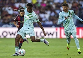 Junior, el primero de los internacionales del Betis en volver a las órdenes de Pellegrini