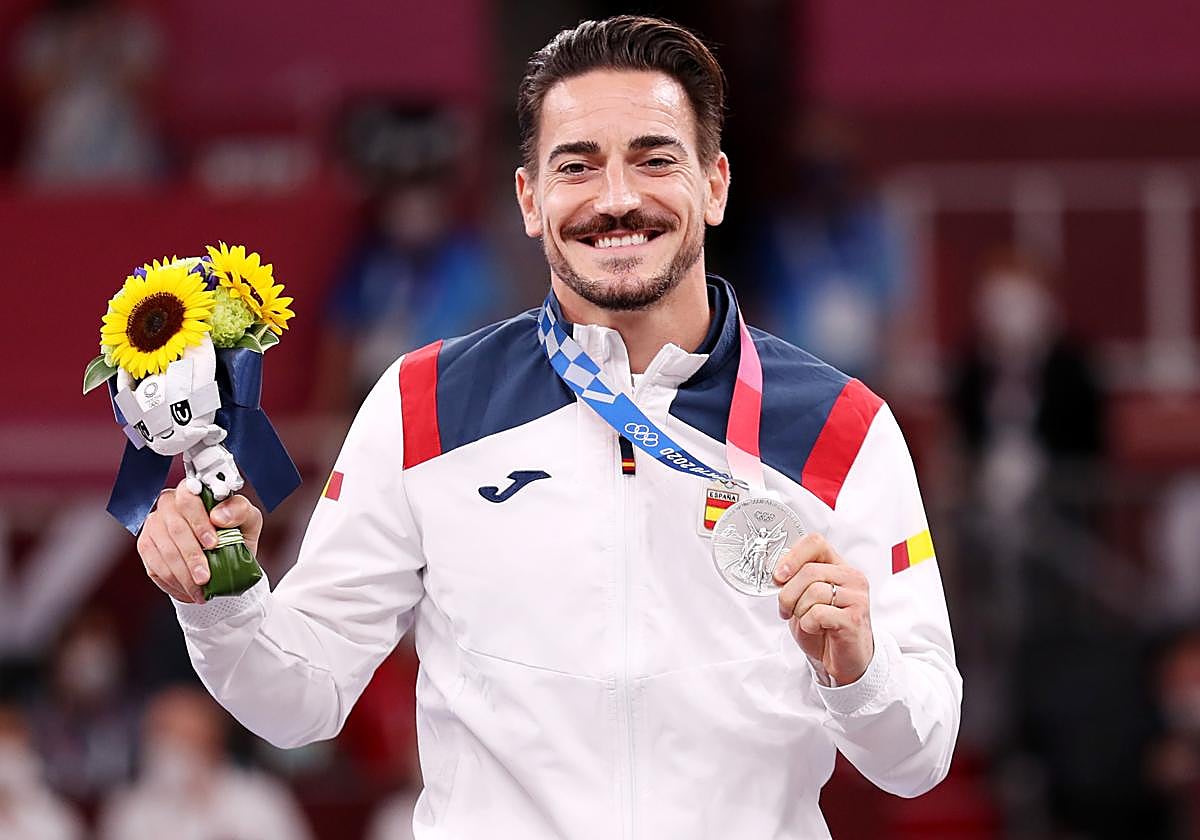El medallista de plata Damián Quintero de España posa en el podio durante la ceremonia de entrega de medallas del Kata masculino durante los eventos de Karate de los Juegos Olímpicos de Tokio 2020.