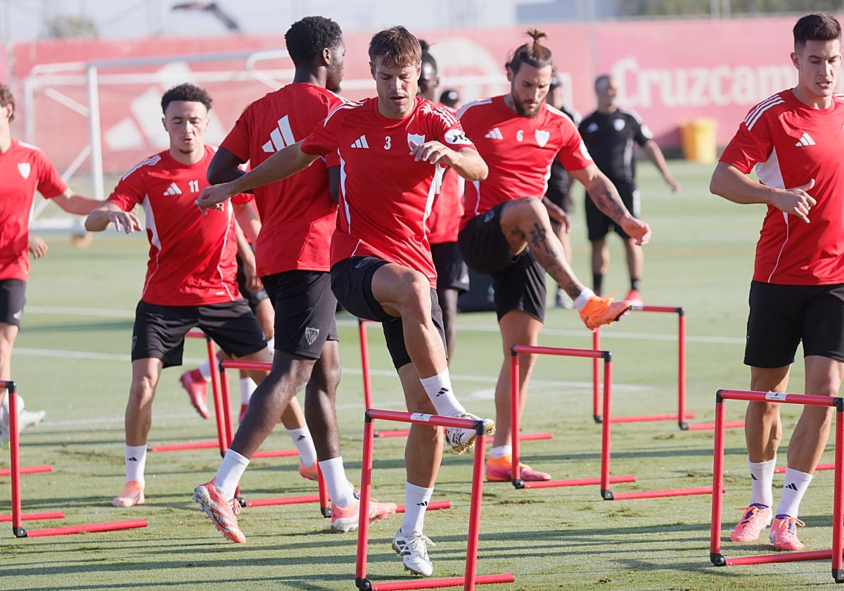 Azpilicueta, en un ejercicio sin balón del Sevilla FC